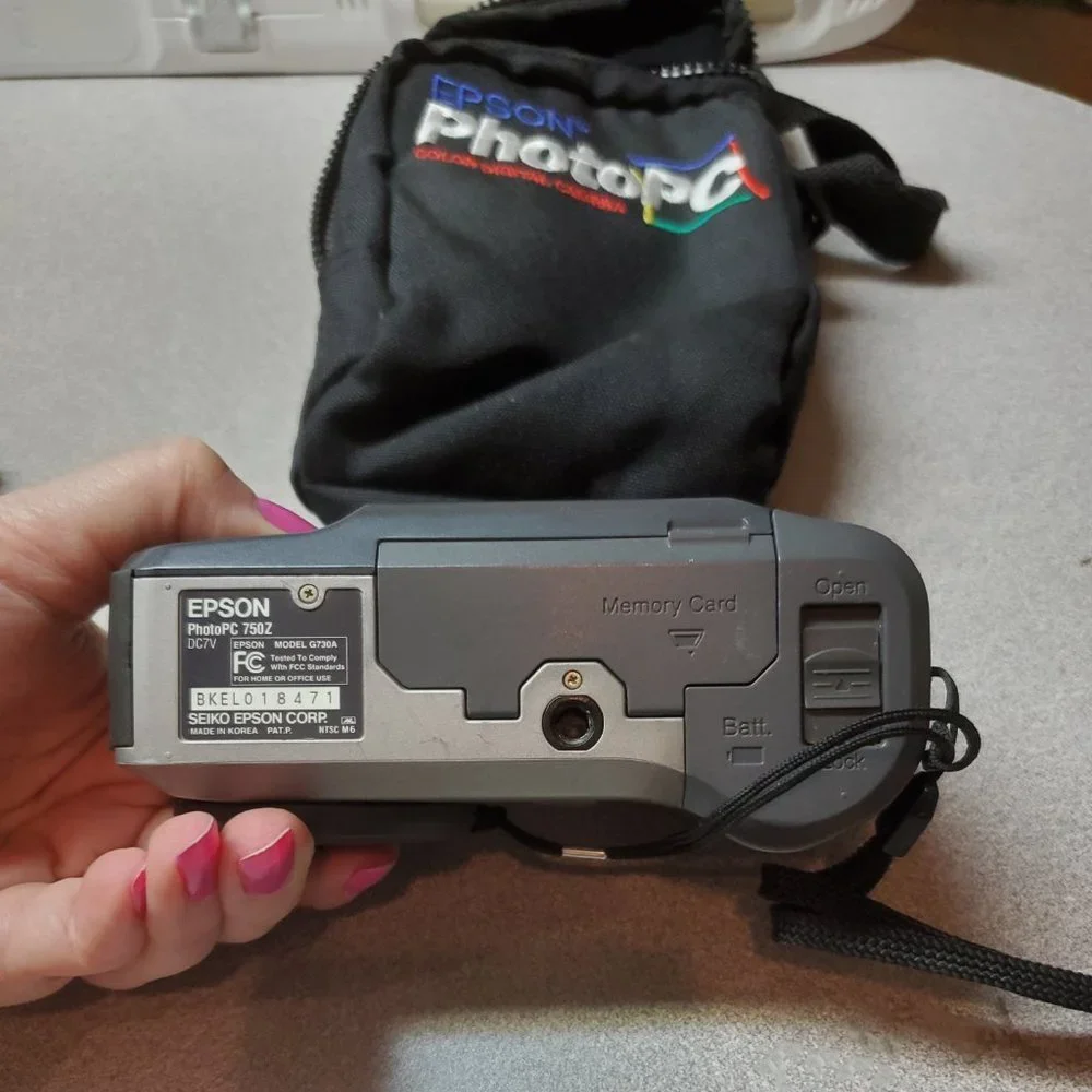Epson PhotoPC 750Z Digital Camera - Case & CF Card Included